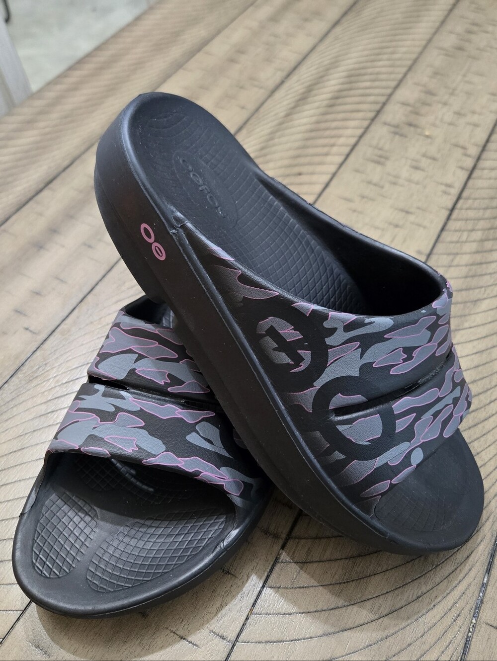 OOFOS Black Slide Sandals with Pink Camo Print